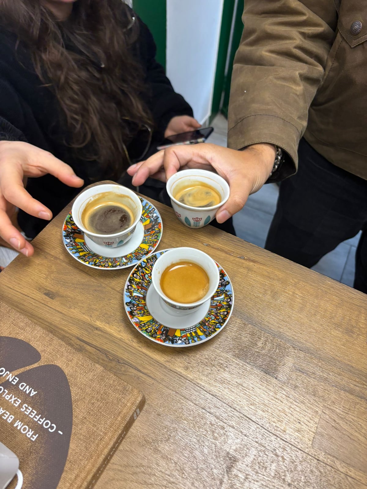 Le Secret des "Cini" : Pourquoi nous servons notre espresso dans des tasses traditionnelles